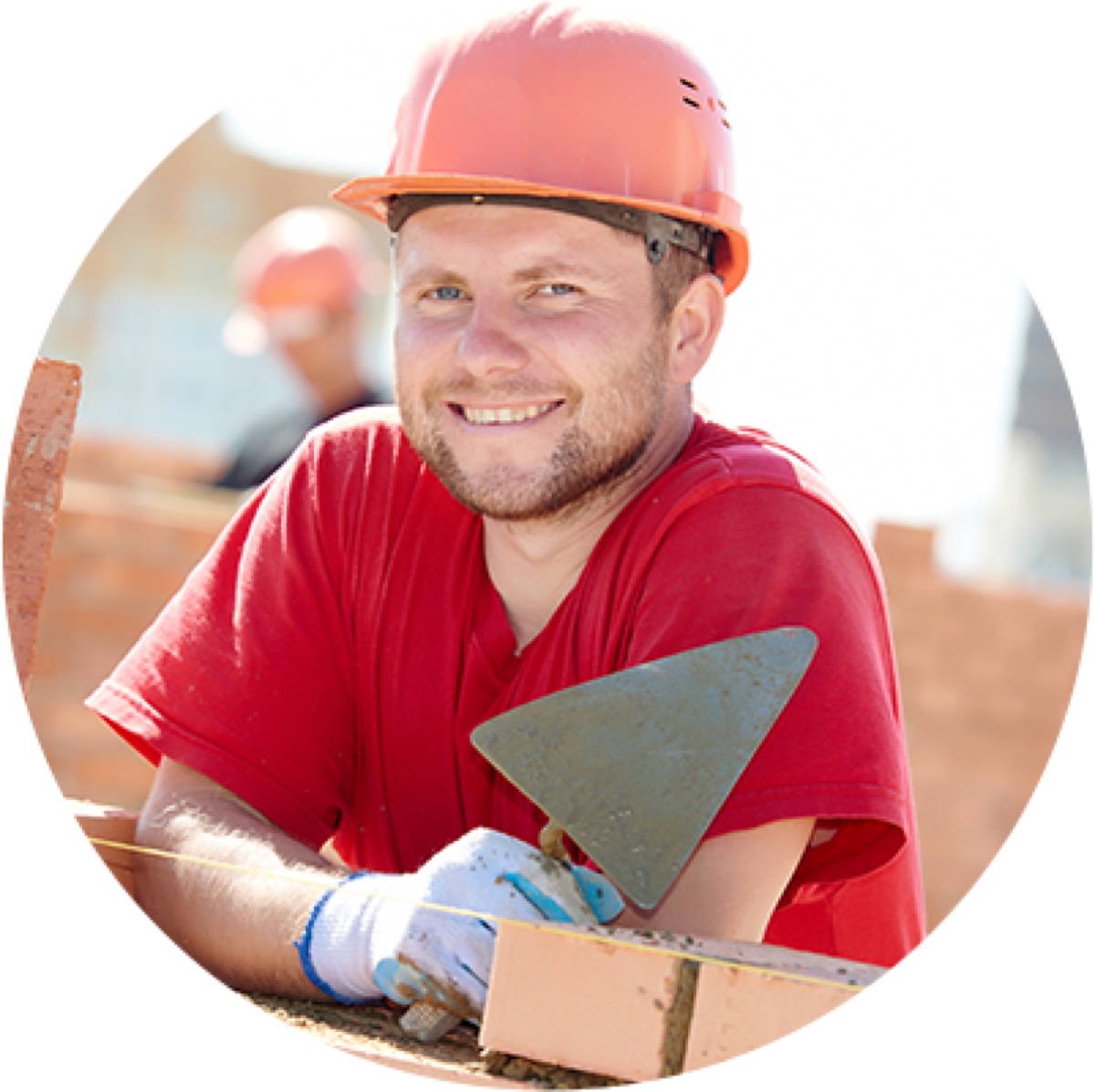 Maurer mit Kelle und Ziegelstein auf einer Baustelle der Salioski Bau GmbH