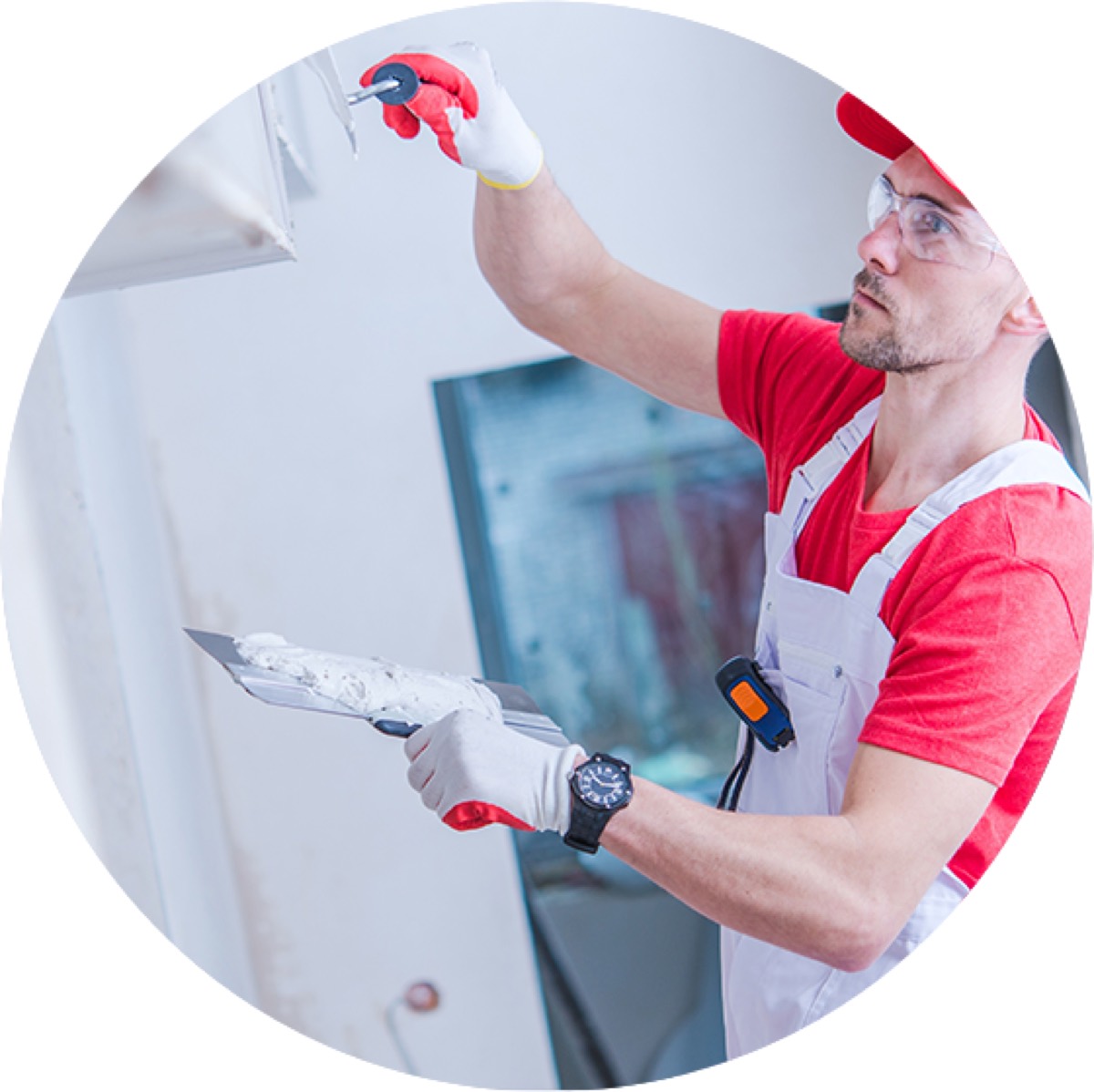 Handwerker der Salioski Bau GmbH spachtelt eine Innenwand glatt
